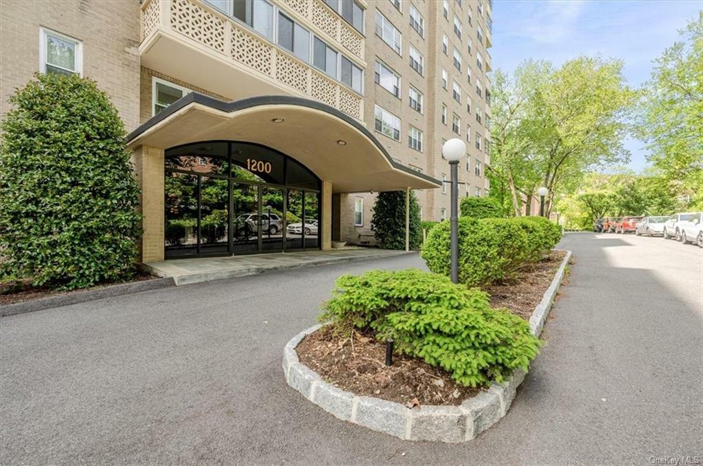 Property Photo:  1200 Midland Avenue 11B  NY 10708 