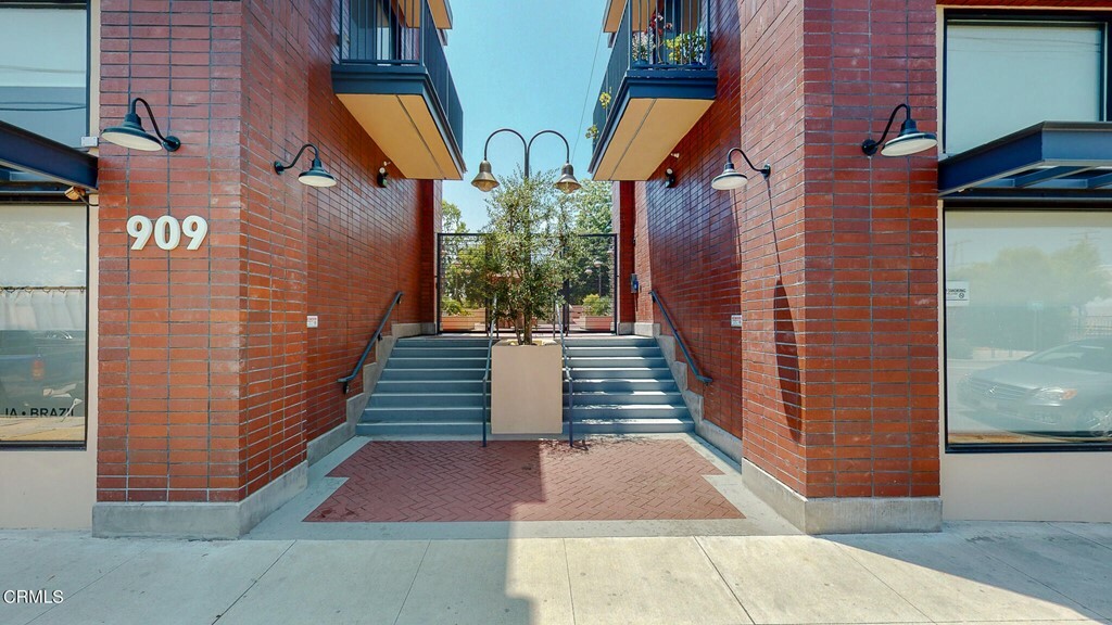 Property Photo: 909 El Centro Street 106 CA 91030
