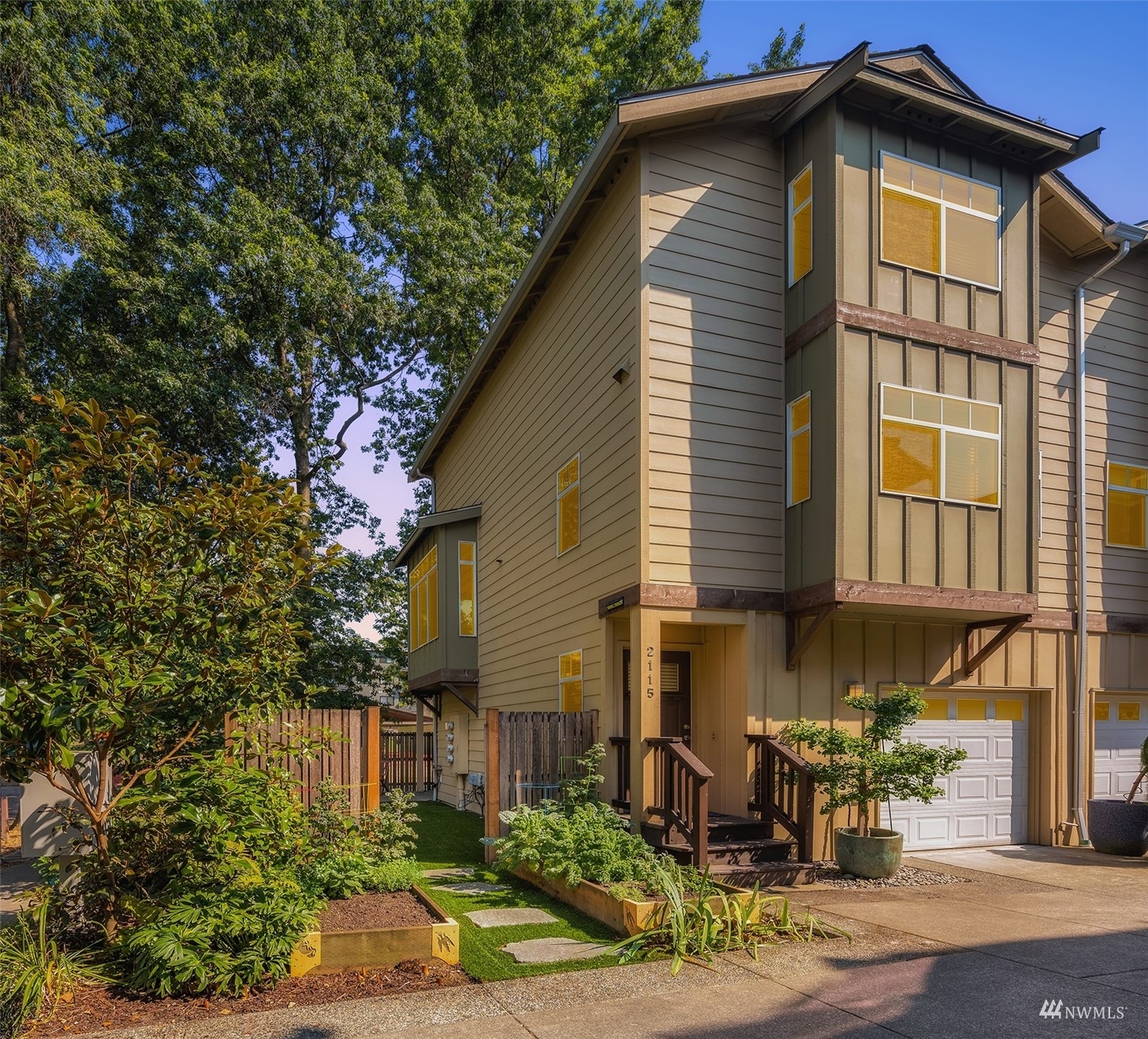 Property Photo:  2115 S Washington Street  WA 98144 