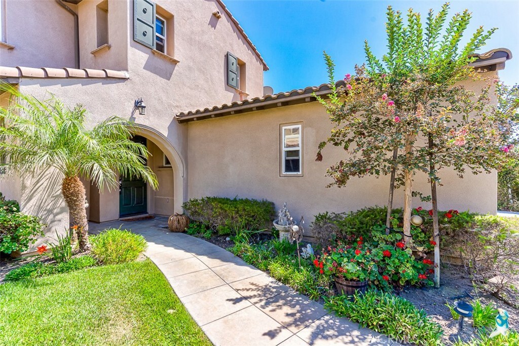 Property Photo:  2304 W Canopy Lane 1  CA 92801 