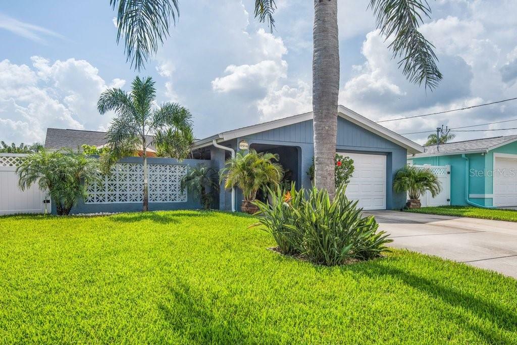 Property Photo: 4914 Bonito Drive FL 34652