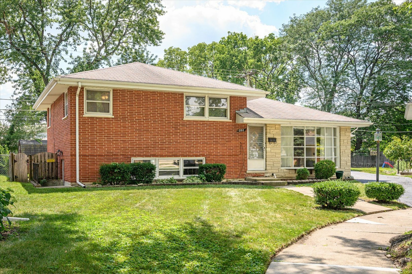 Property Photo:  202 Finsbury Lane  IL 60526 