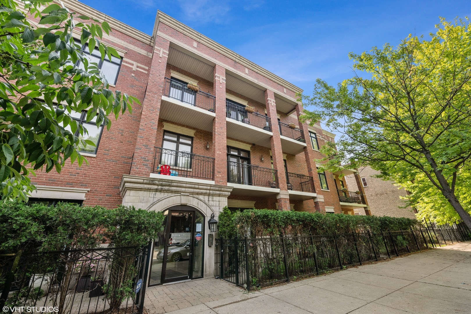 Property Photo:  4927 N Damen Avenue 2B  IL 60625 