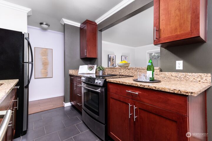 Property Photo:  11525 Greenwood Avenue N 102  WA 98133 