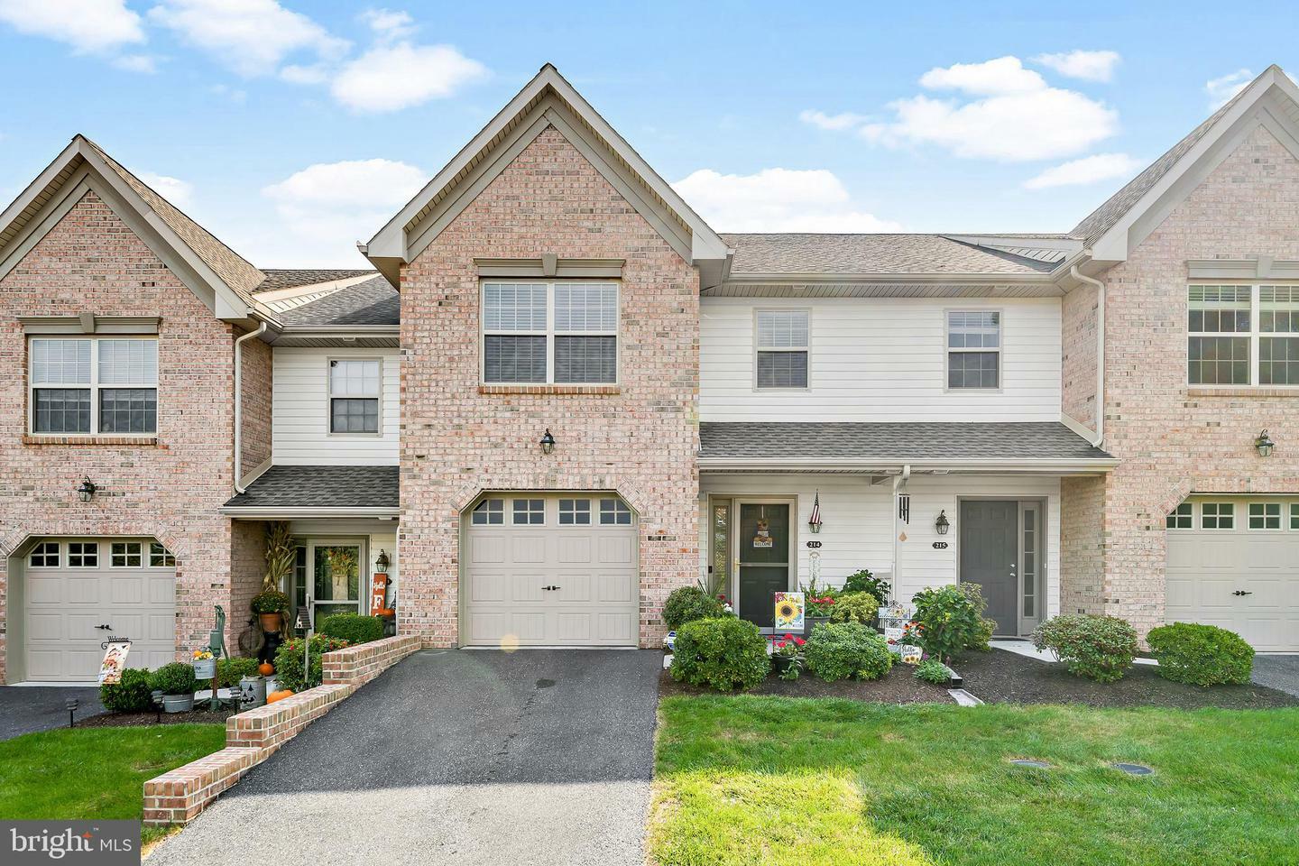 Property Photo:  214 Melbourne Lane  PA 17055 