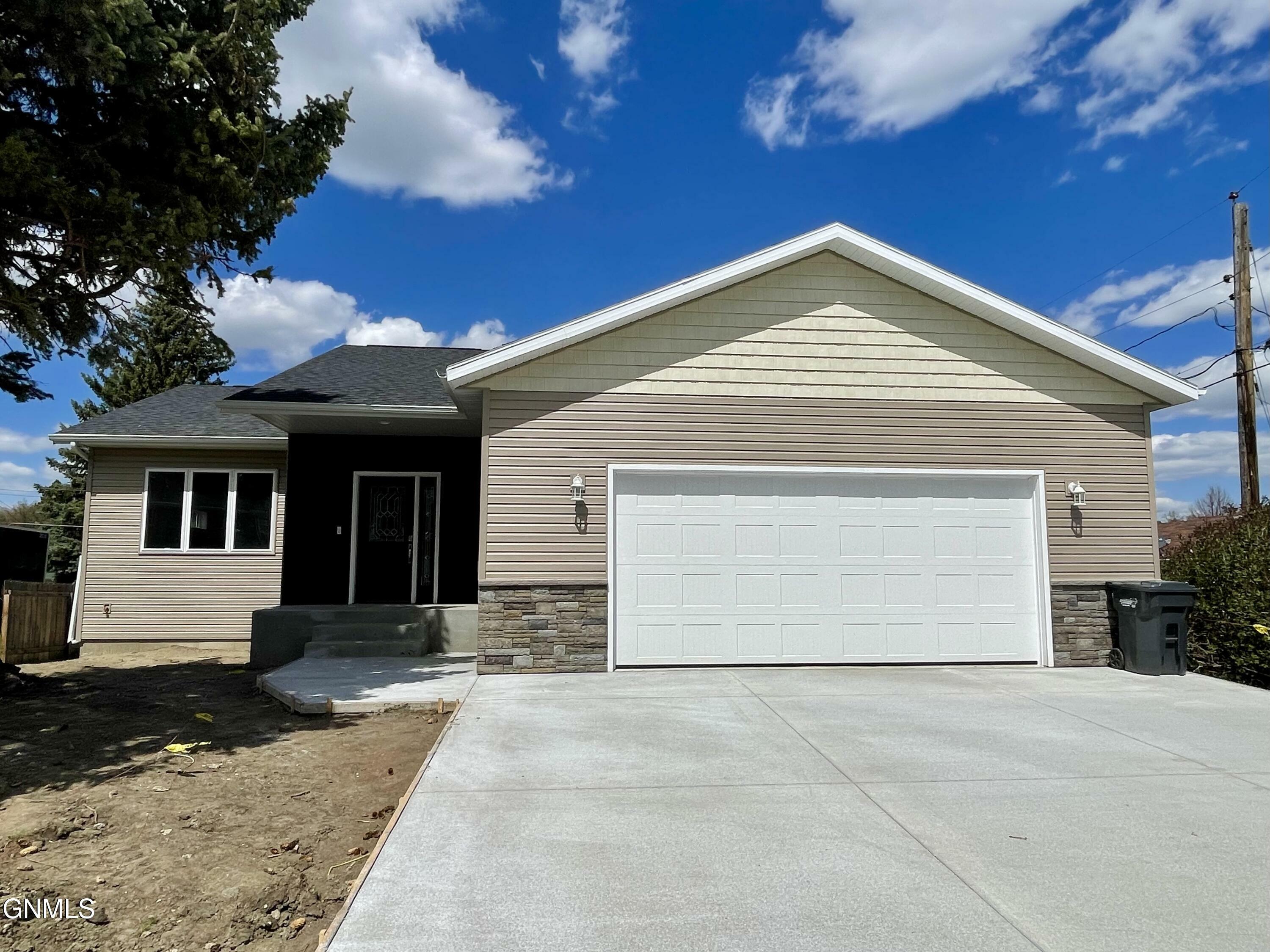 Property Photo:  902 6th Street NW  ND 58554 
