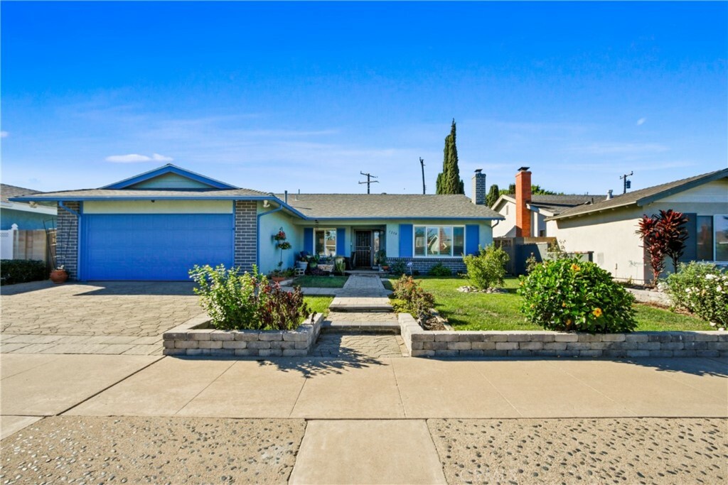 Property Photo:  1208 E Chalynn Avenue  CA 92866 