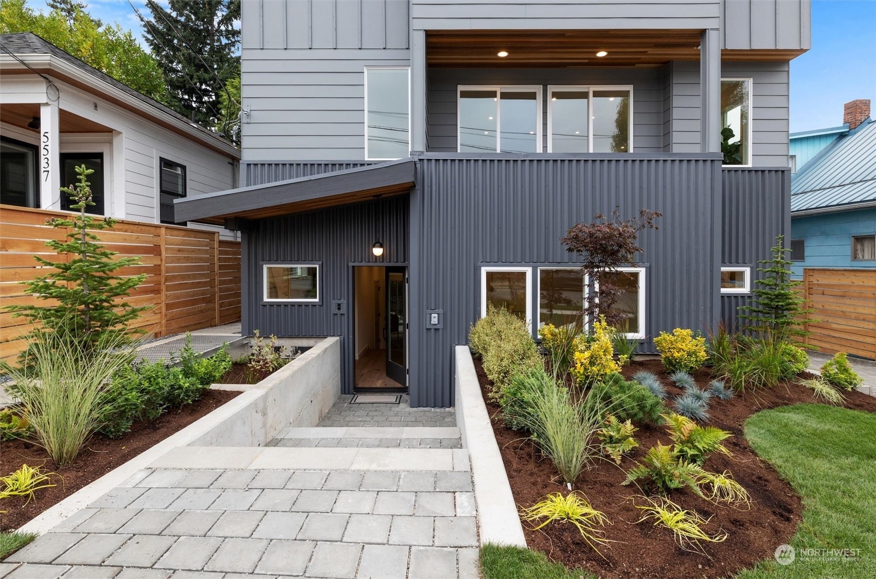 Property Photo: 5545 Kenwood Place N A WA 98103