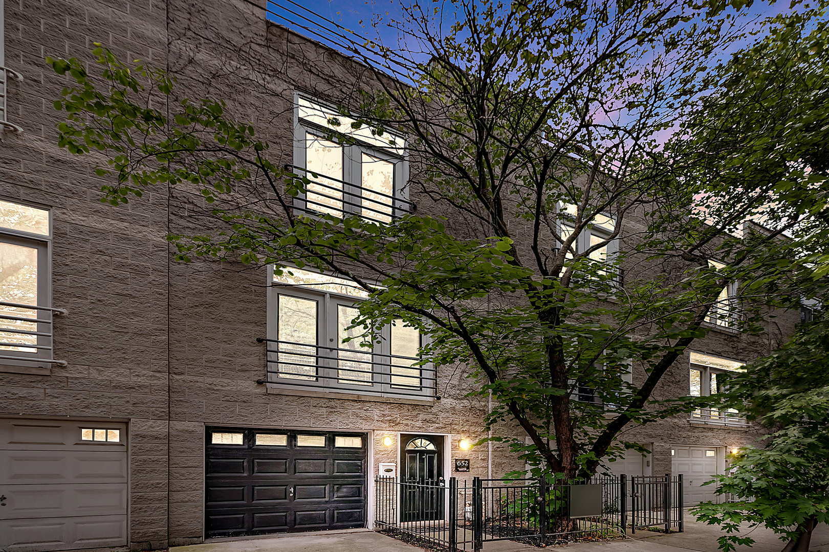 Property Photo: 652 N Armour Street IL 60642
