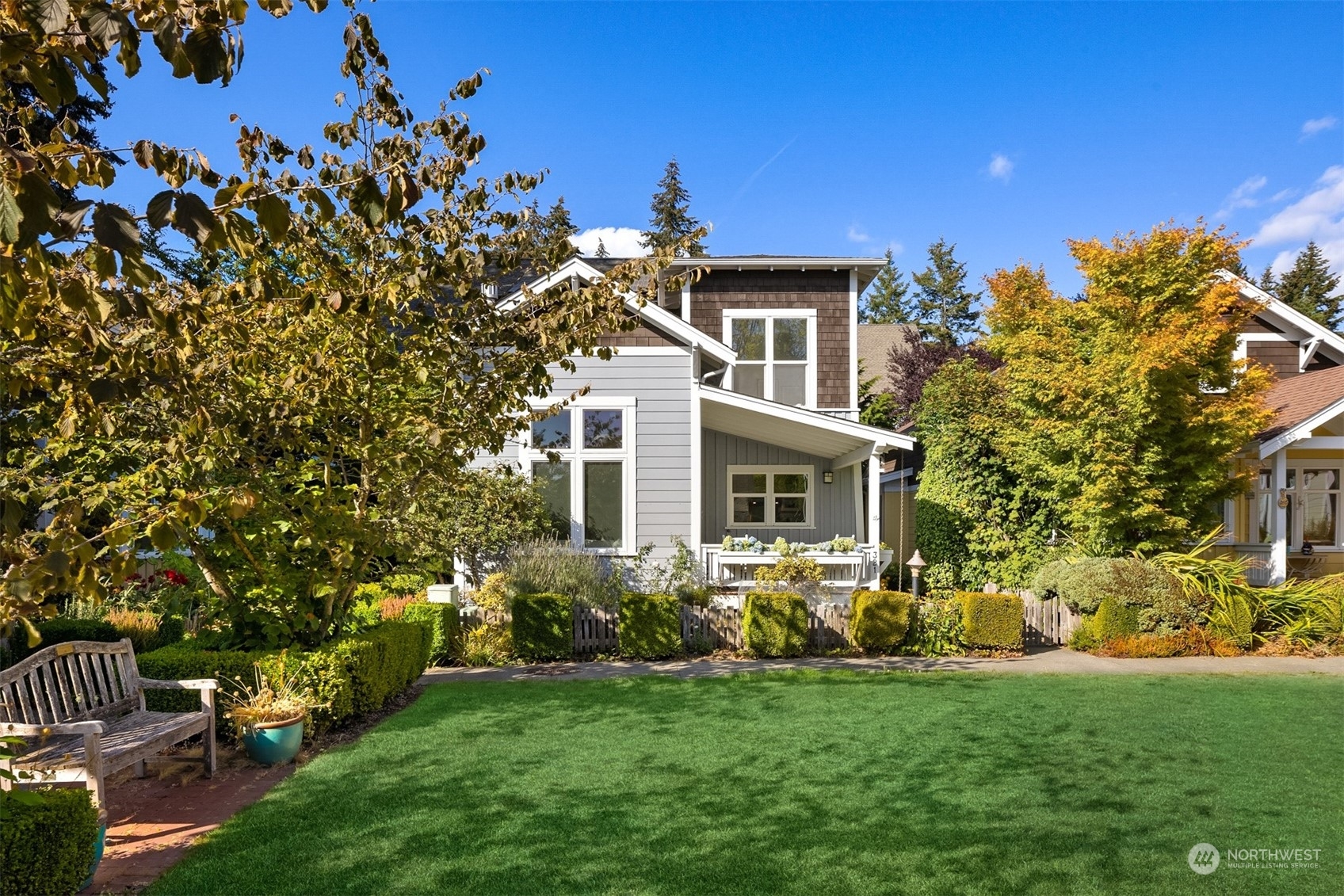 Property Photo:  321 Ericksen Avenue NE  WA 98110 