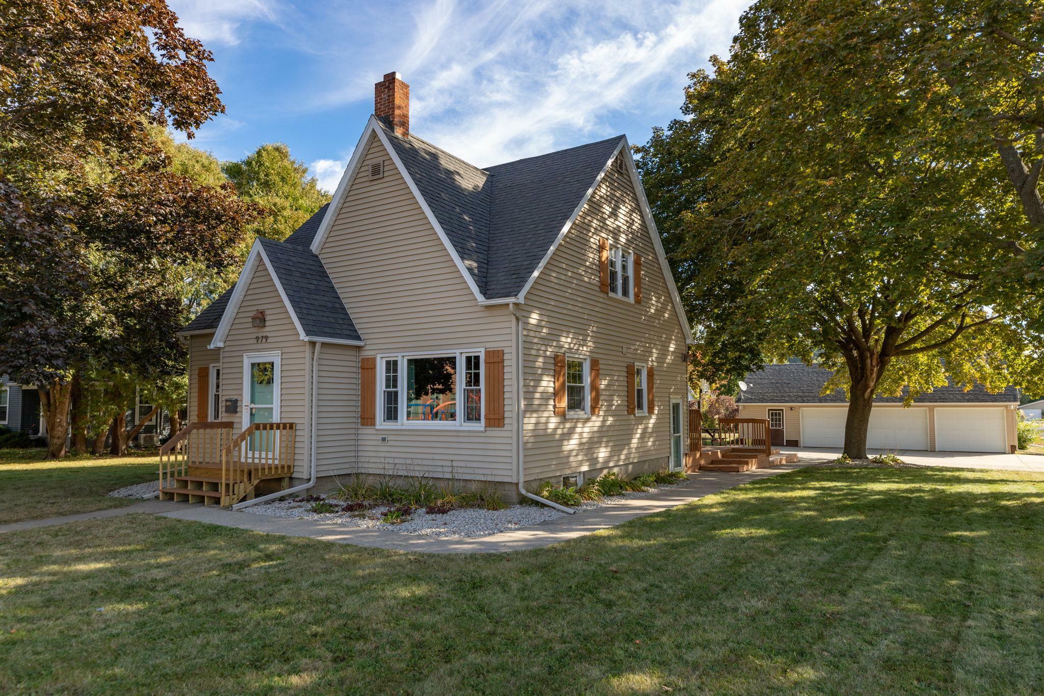 Property Photo: 979 Richland Avenue MN 55972