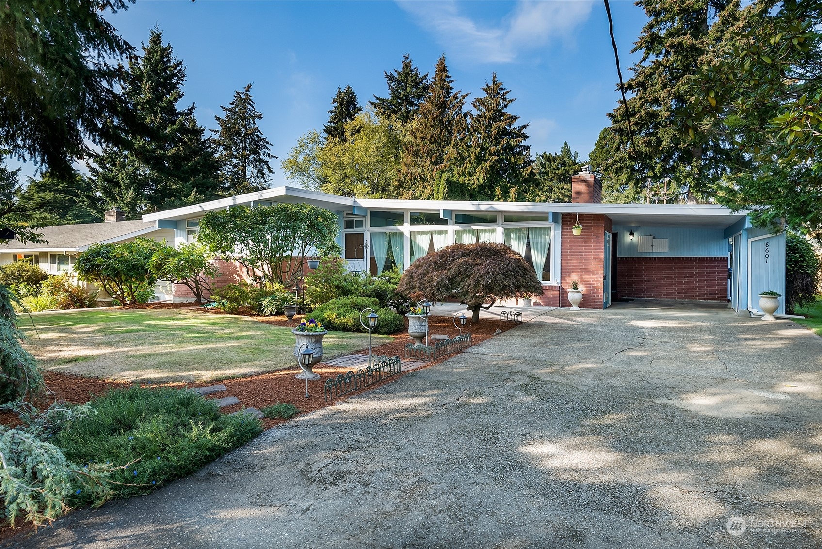 Property Photo:  8601 Madrona Lane  WA 98026 