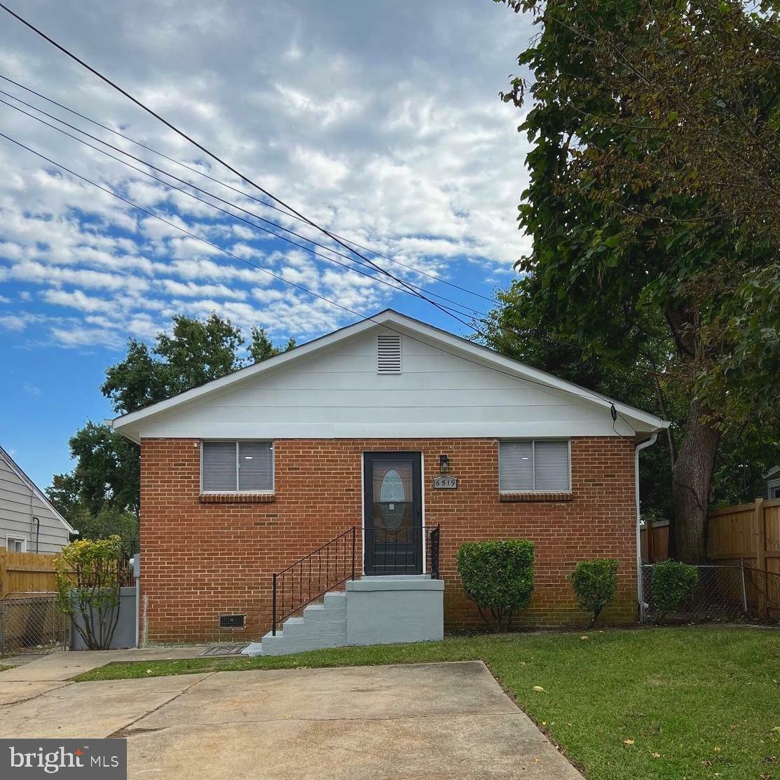 Property Photo: 6519 Drylog Street MD 20743