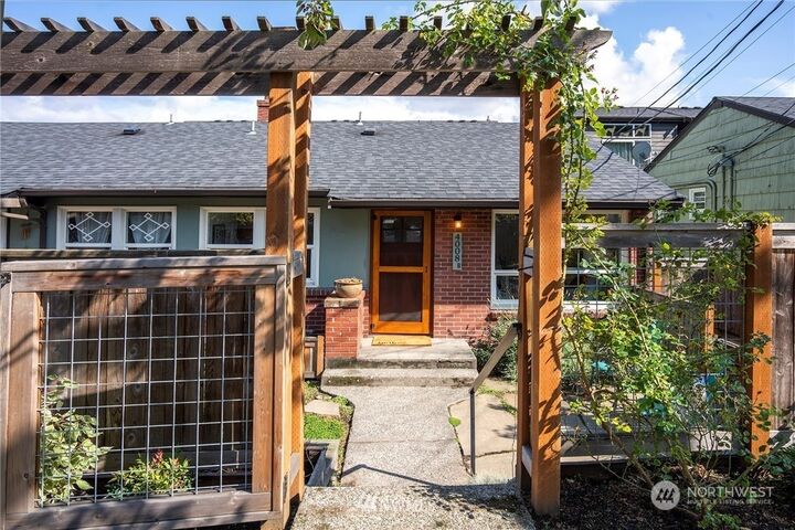 Property Photo:  4008 14th Avenue S B  WA 98108 