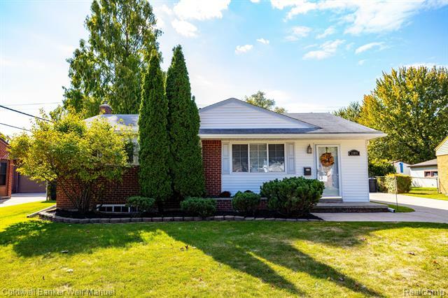 Property Photo: 21660 Tanglewood Street MI 48082