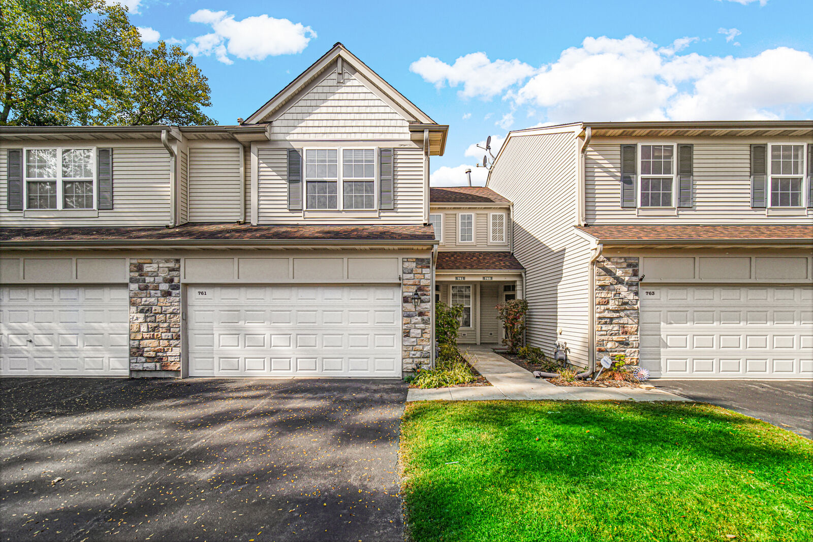 Property Photo:  761 Dillon Court  IL 60030 