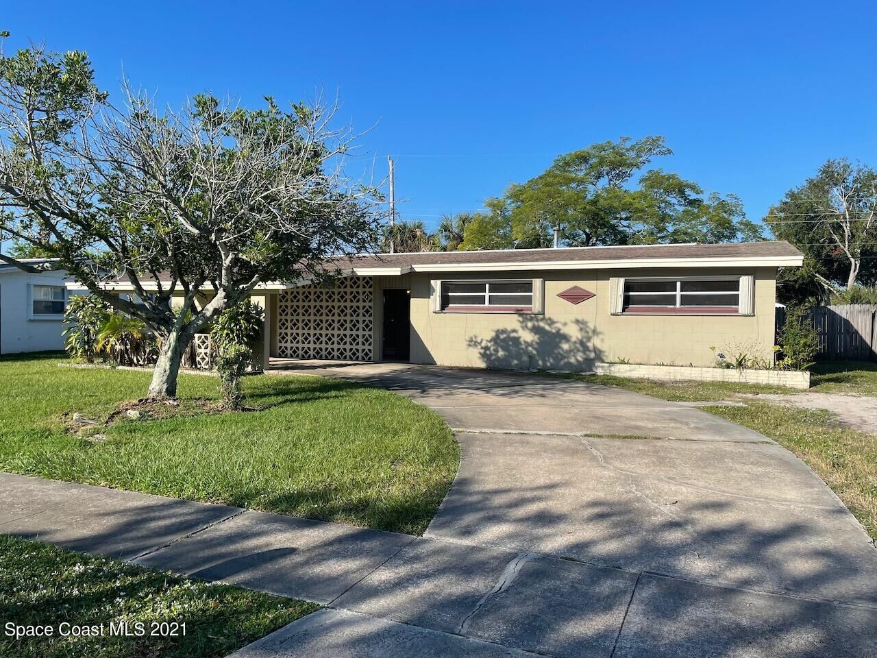Property Photo: 285 Antigua Drive FL 32952