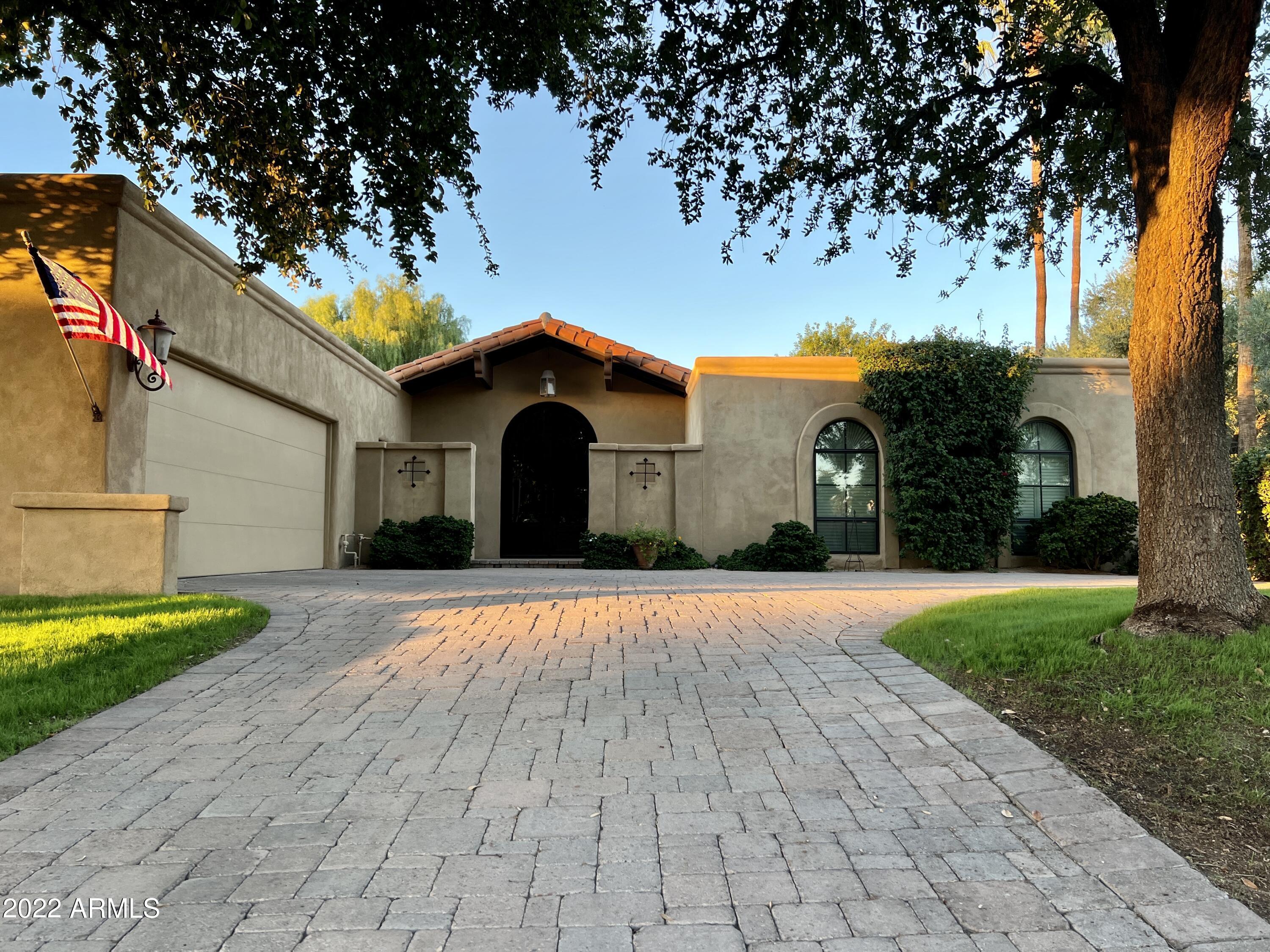 Property Photo: 2422 E Solano Drive E AZ 85016