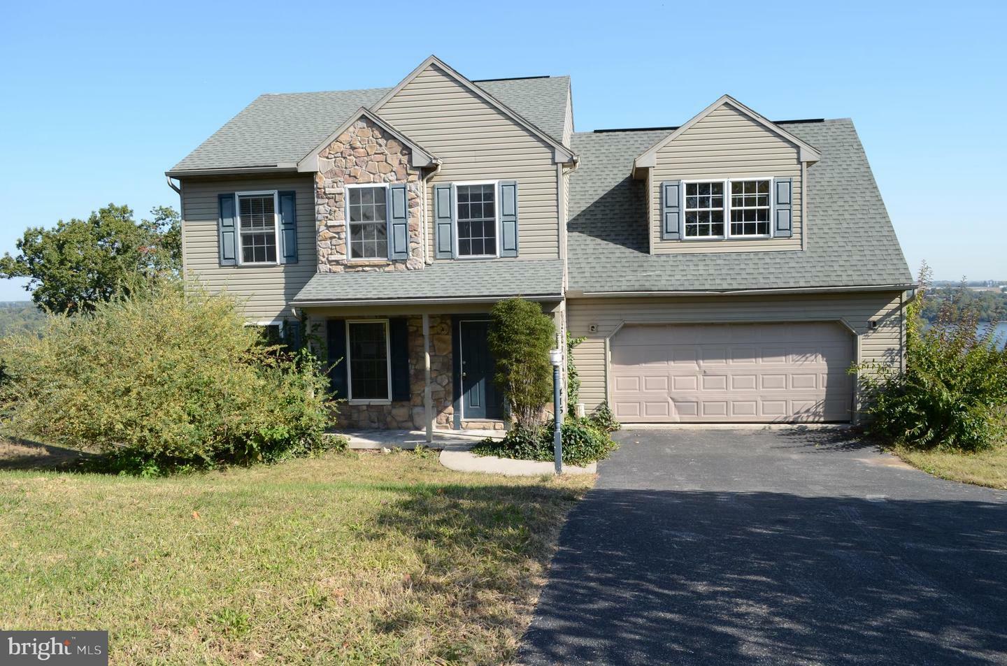 Property Photo:  415 N Burberry Lane  PA 17347 