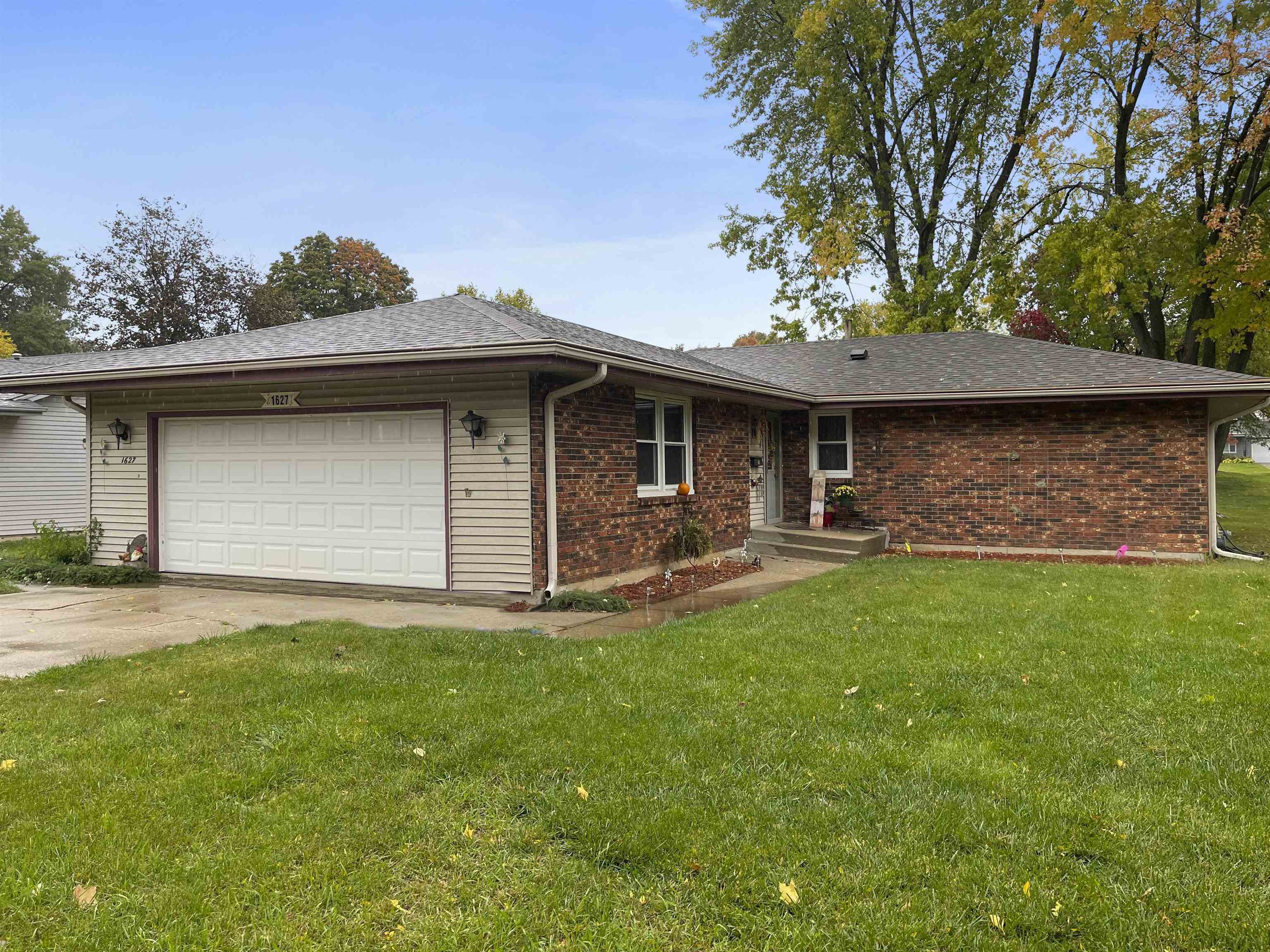 Property Photo:  1627 Constitution Place  IL 61103 