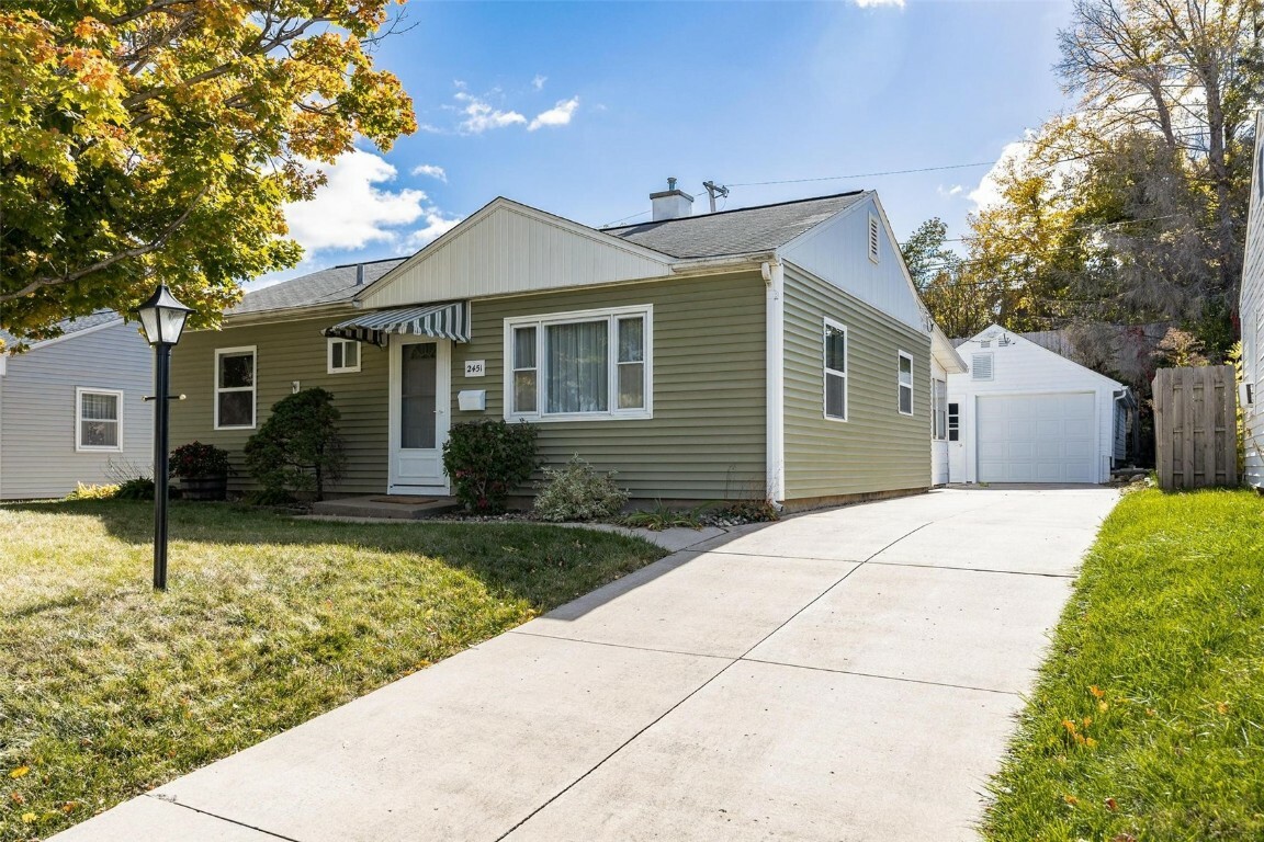 Property Photo:  2451 9th Ave SW  IA 52404 