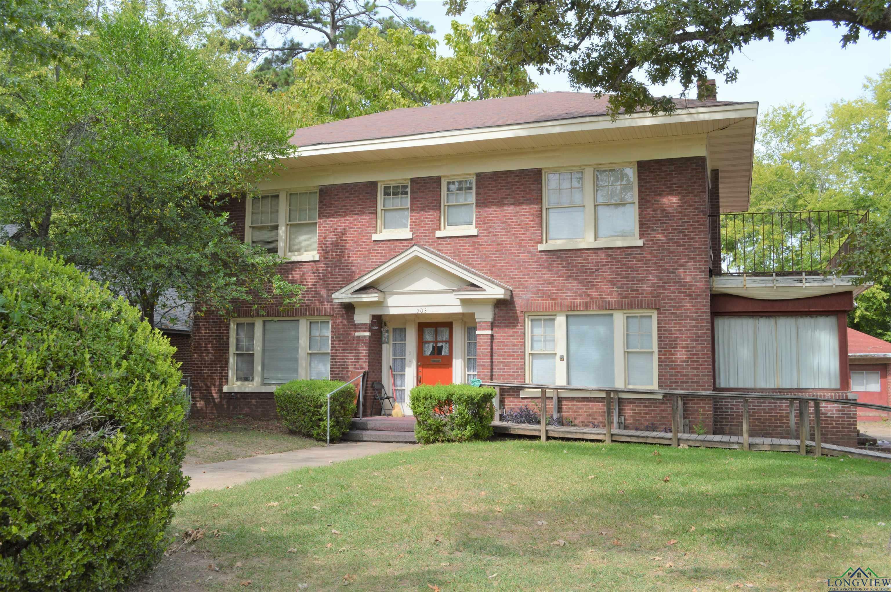 Property Photo:  703 W Burleson  TX 75670-3111 