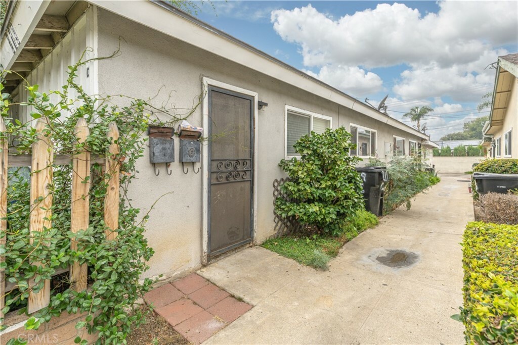 Property Photo:  219 S Acacia Avenue  CA 92831 