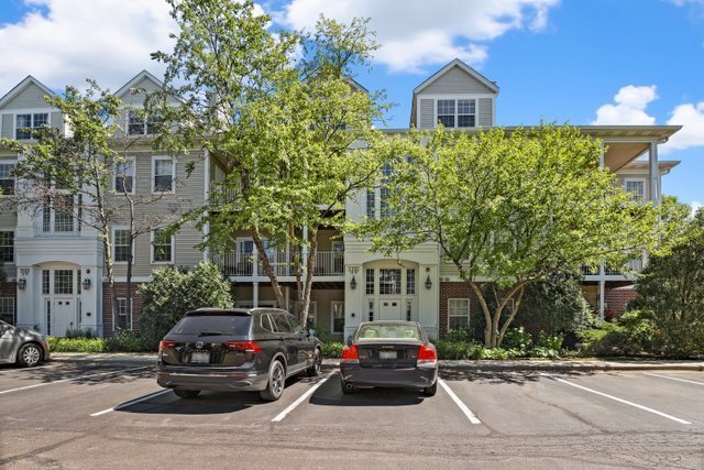 Property Photo: 3333 Stratford Court 5-303 IL 60044