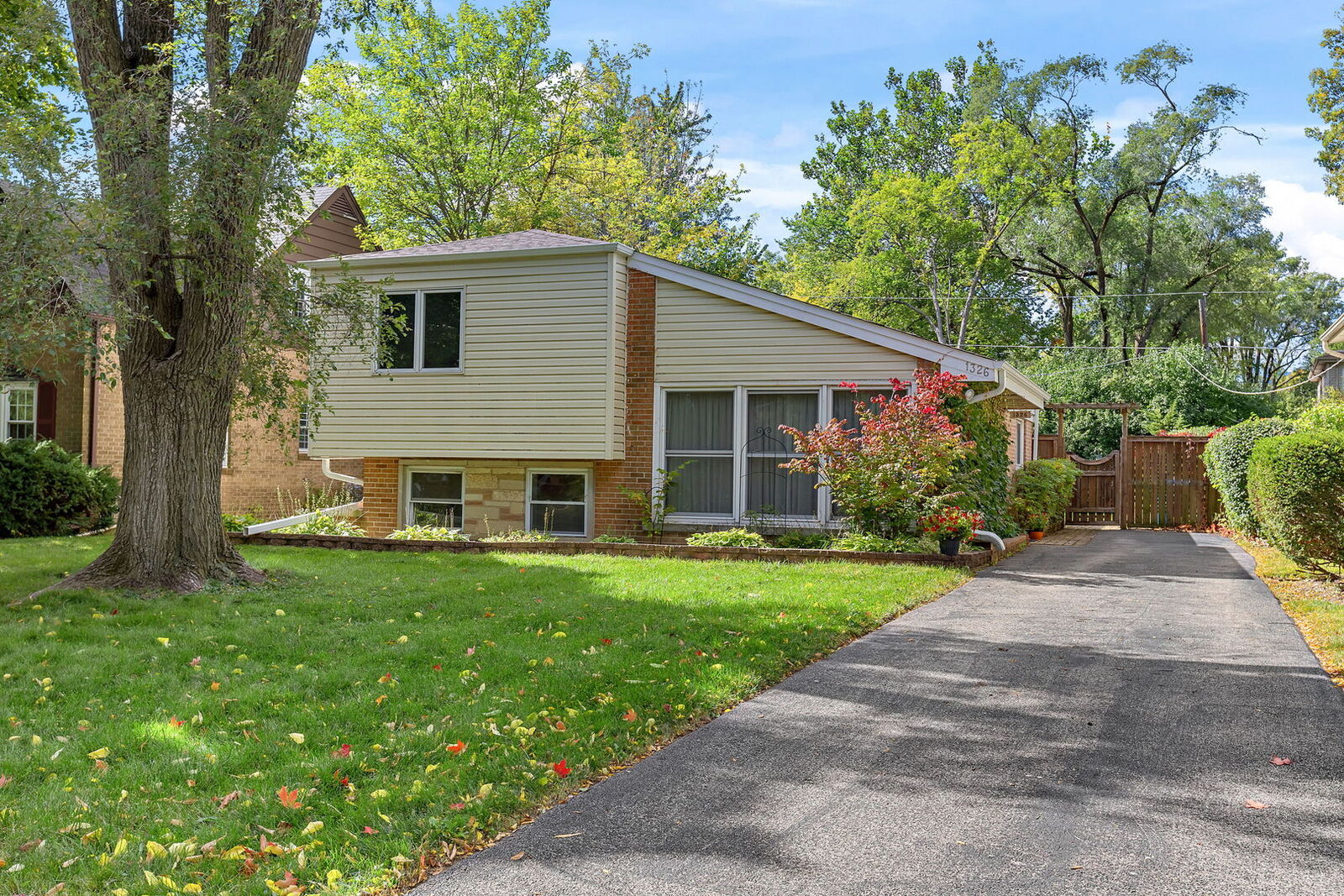 Property Photo:  1326 Ferndale Avenue  IL 60035 