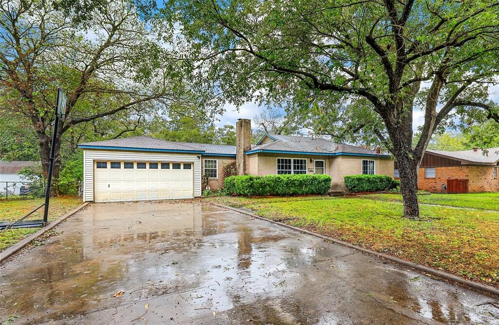Property Photo: 928 Troy Court TX 76114