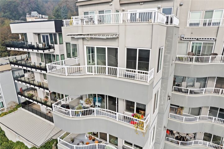 Property Photo: 601 W Mercer Place 401 WA 98119