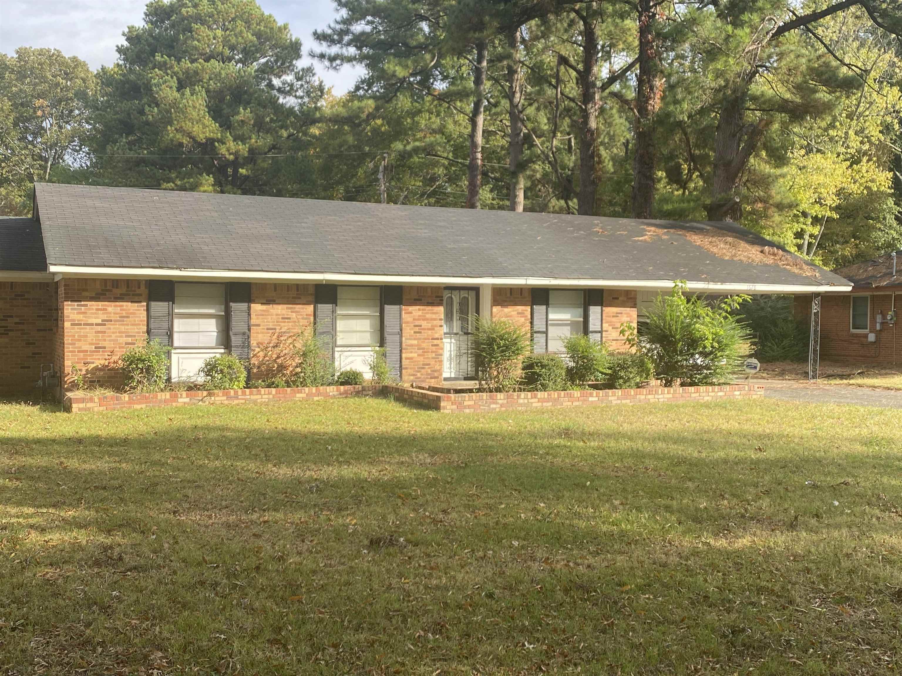 Property Photo:  1628 Puryear St  TN 38116 