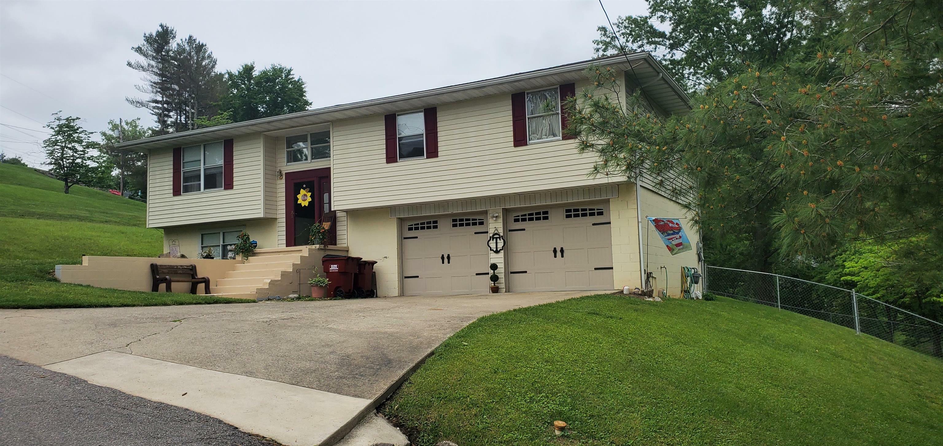 Property Photo: 206 Belleview Drive KY 41169
