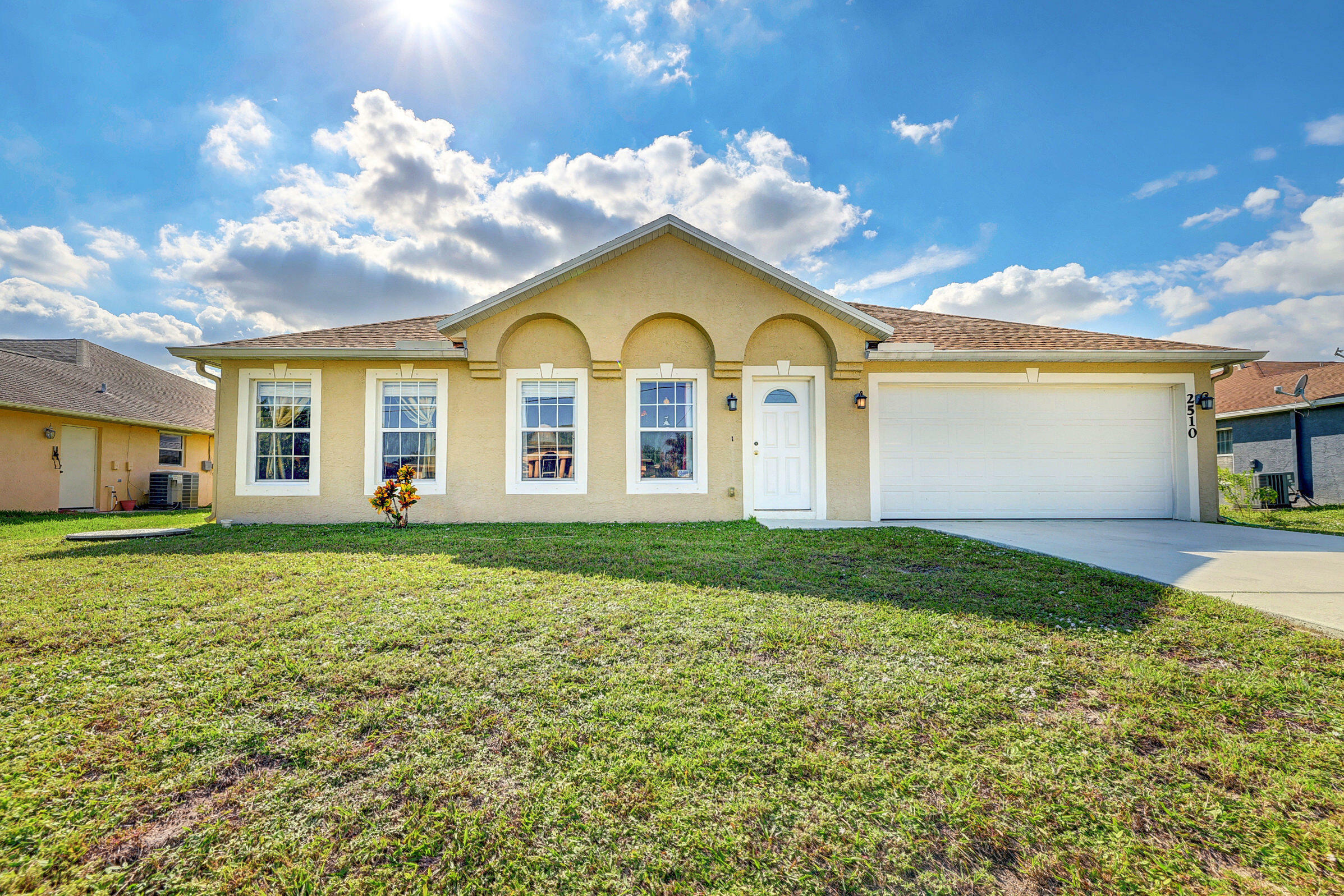 Property Photo: 2510 SW Chestnut Lane FL 34953