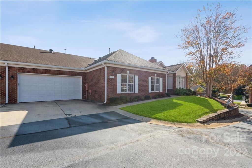 Property Photo: 8523 Windsor Ridge Drive NC 28277