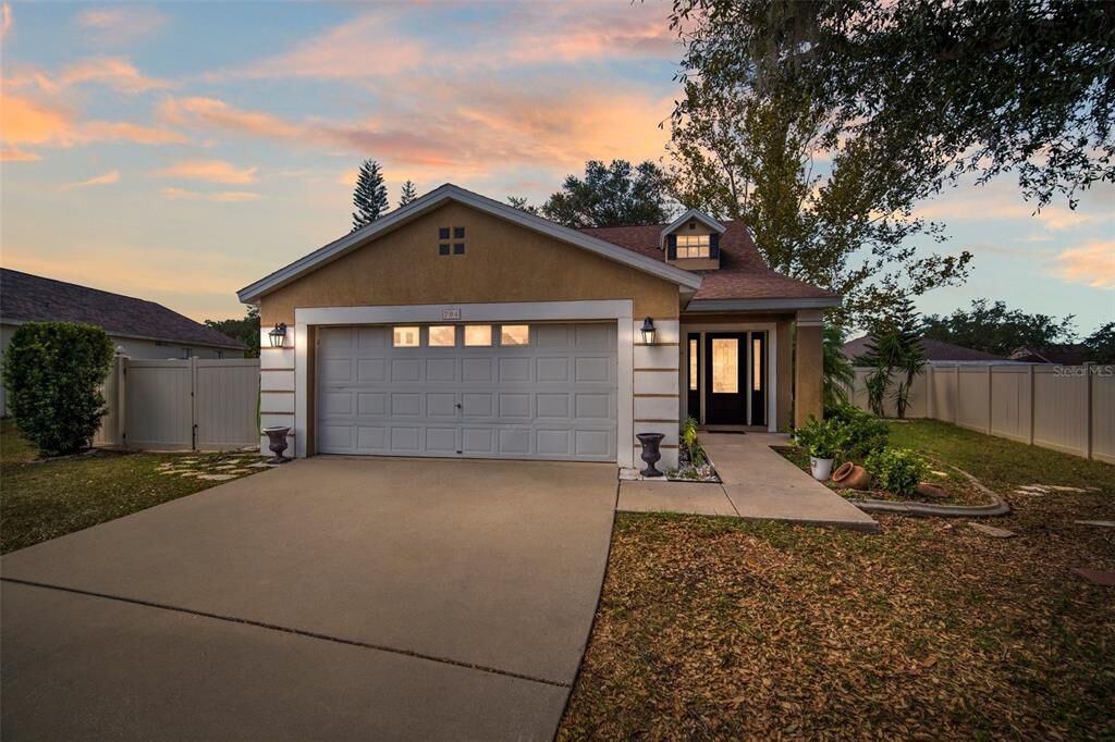Property Photo: 704 Orchard Isle Court FL 33594
