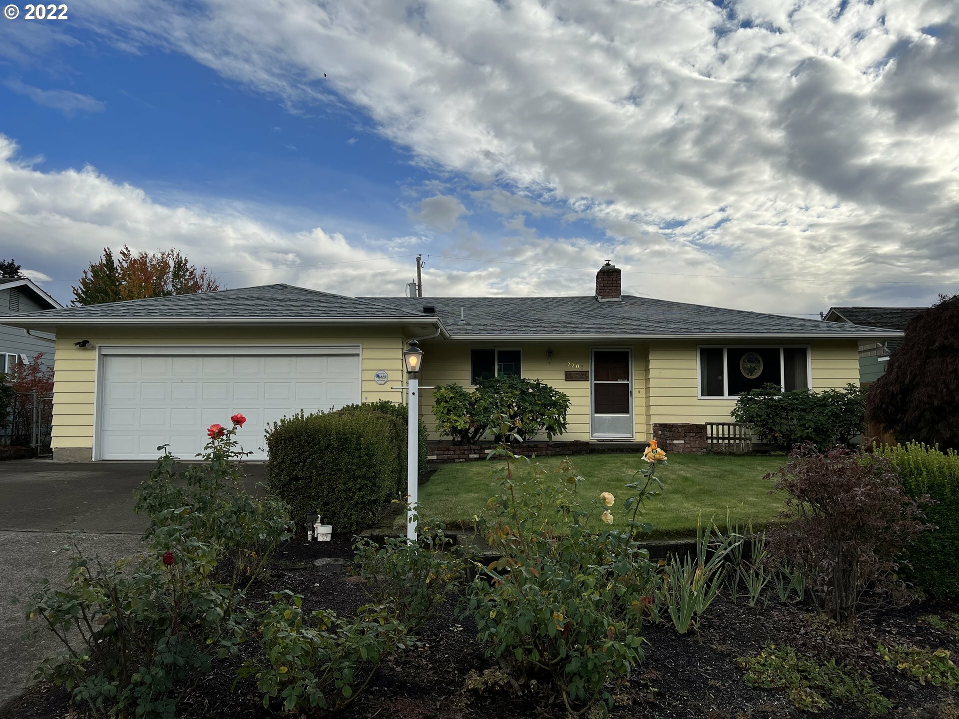 Property Photo:  2205 Viewmont Ave  OR 97477 