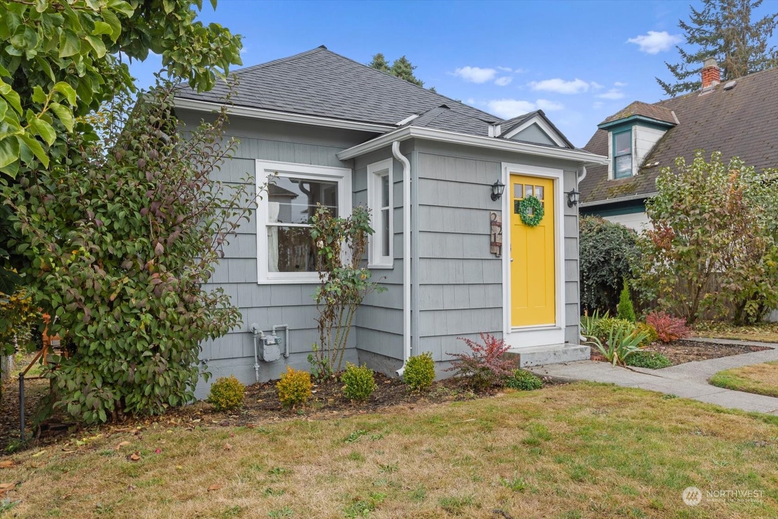 Property Photo:  2211 Wetmore Avenue  WA 98201 