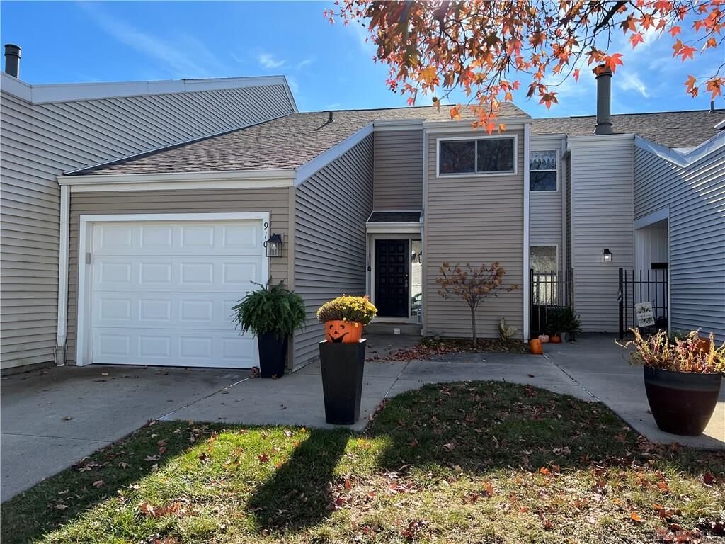 Property Photo: 910 Windom Square OH 45458
