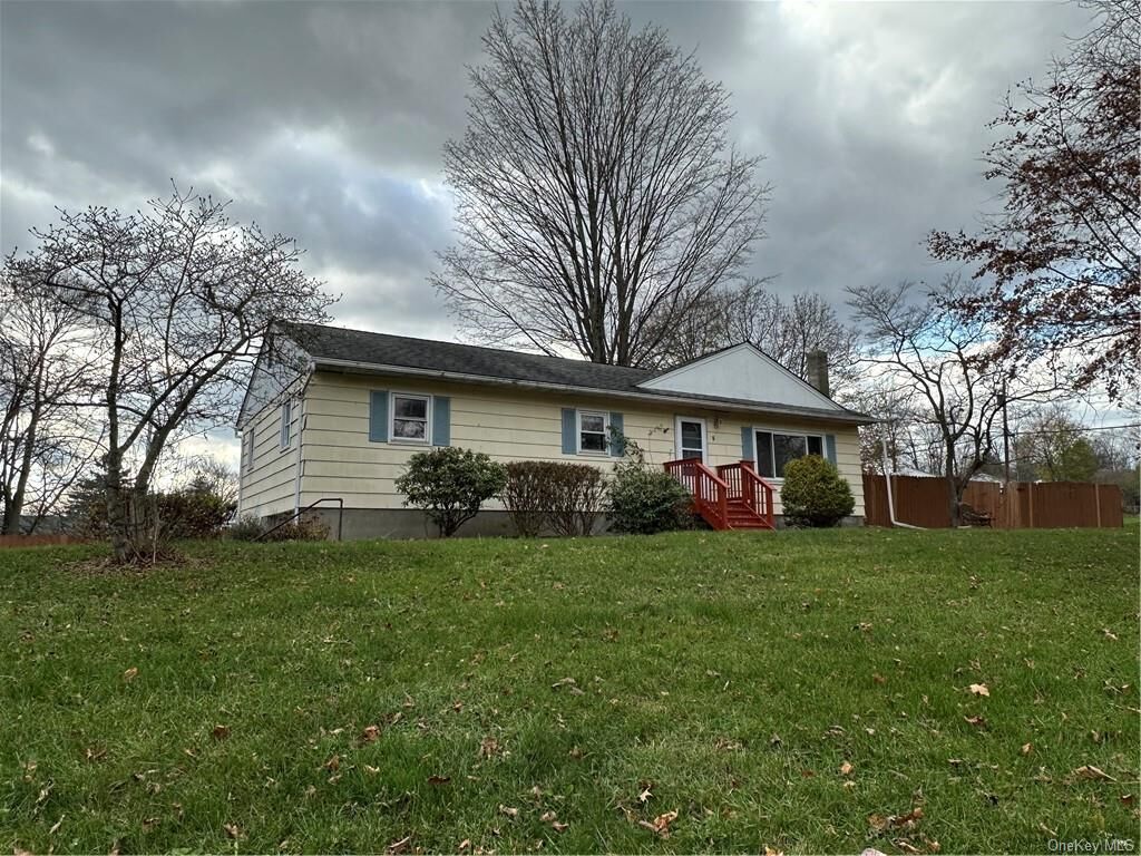 Property Photo:  9 Stirrup Drive  NY 12550 
