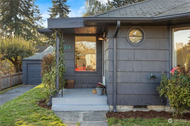 Property Photo:  214 Avenue H  WA 98290 