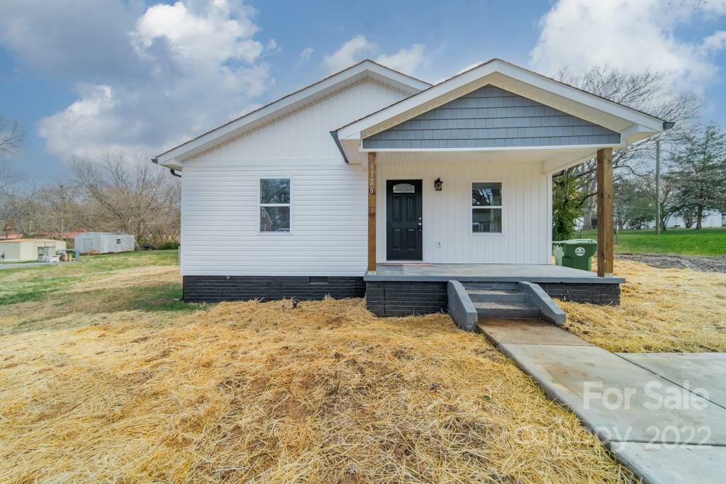 Property Photo:  1326 N Franklin Street  NC 28054 