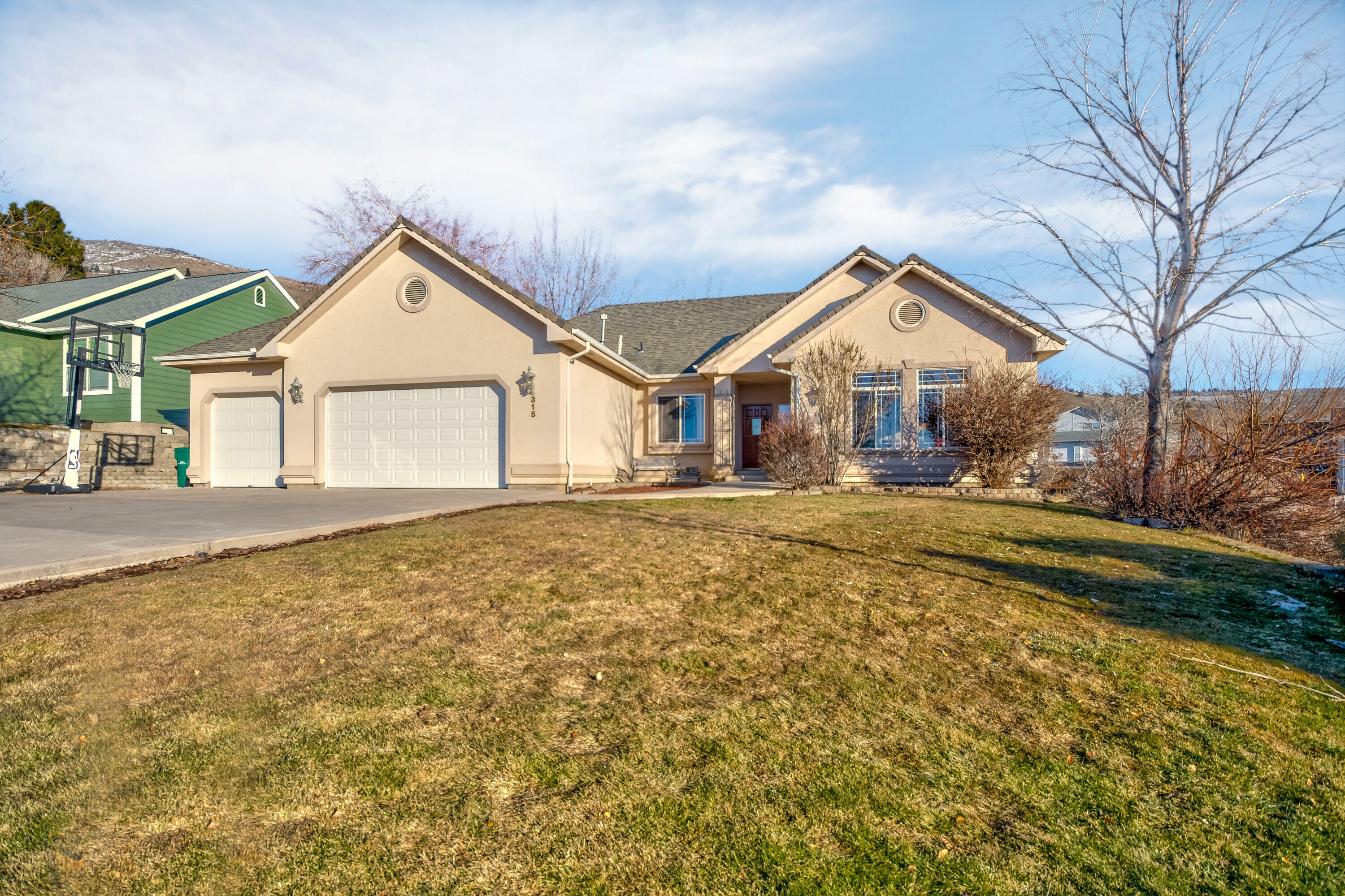 Property Photo: 315 Basin View Court OR 97603