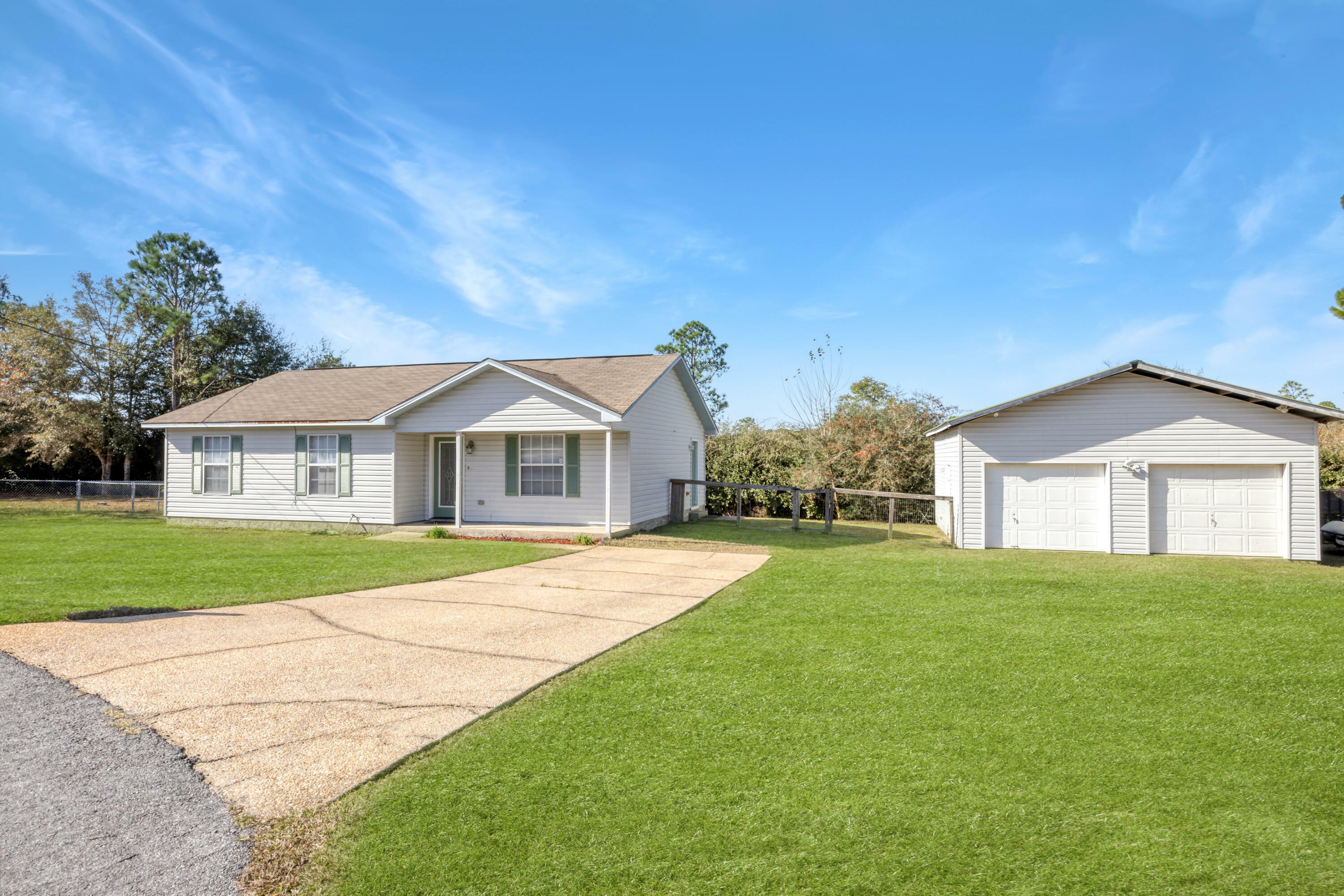 Property Photo: 3318 Colonial Court FL 32539