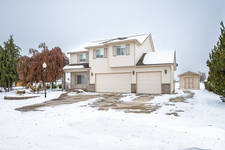 Property Photo:  9460 Albert Way SE  WA 98837 