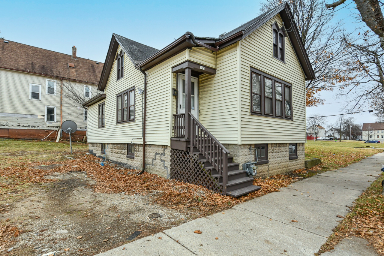 Property Photo:  505 W Clarke St  WI 53212 