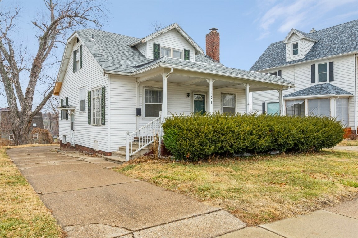 Property Photo:  1922 B Avenue NE  IA 52402 