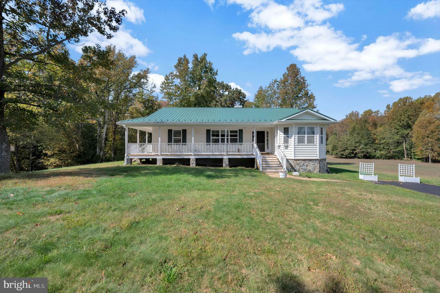 Property Photo:  8040 Dogwood Lane  VA 22485 