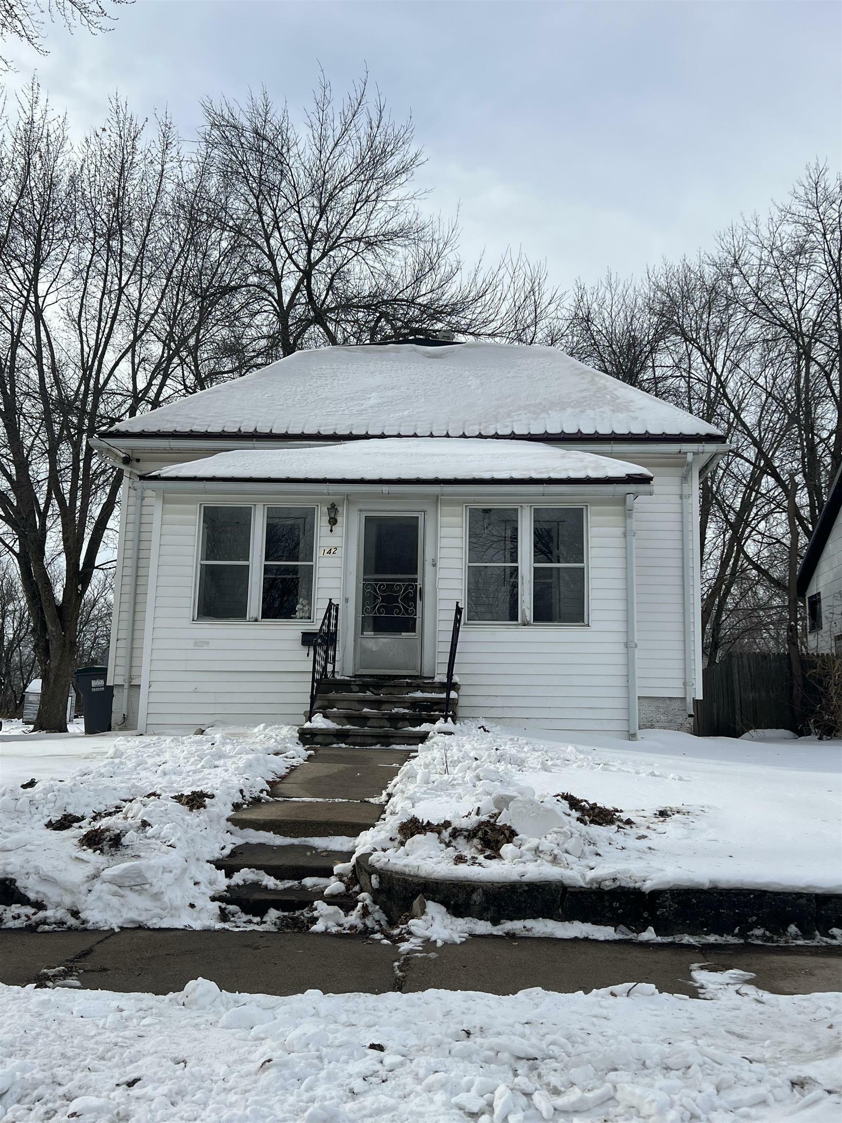 Property Photo:  142 3rd Ave NW  IA 50662 