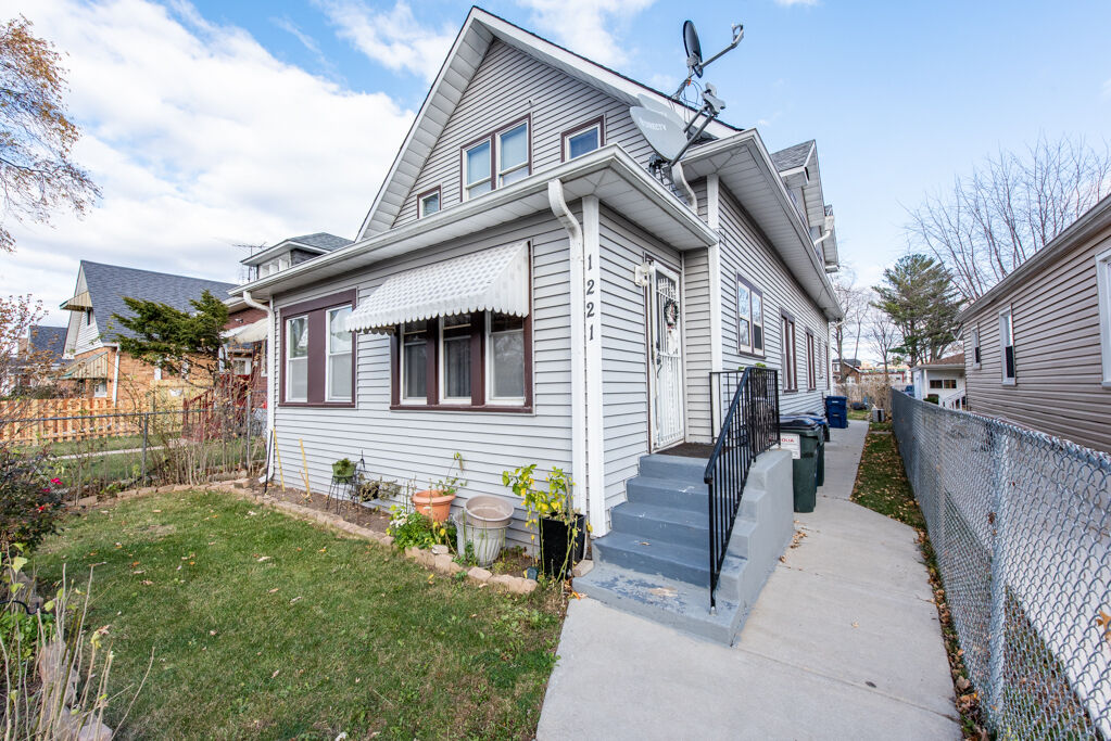 Property Photo:  1221 Adams Street  IL 60064 
